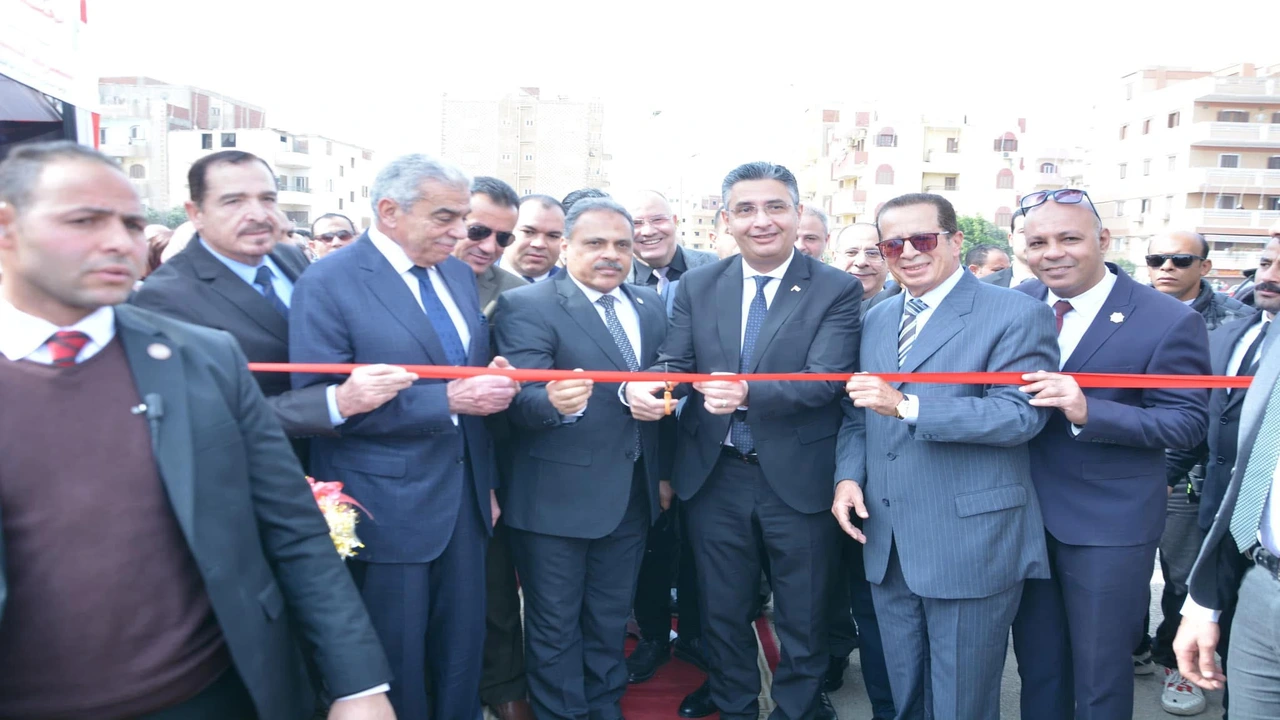 رياح عاتية تقتلع تندة حديدية وتتسبب في تضرر 4 سيارات بموقع الحادث